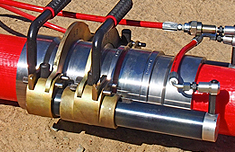 Монтаж стыков труб ТВЭЛ-ПЭКС-К, надвинуть инструментом гильзу на фитинг на конце второй присоединяемой трубы