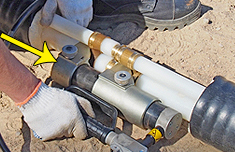 Монтаж стыков труб ТВЭЛ-ПЭКС-2, запрессовка гильзы присоединяемой трубы