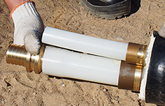 Монтаж стыков труб ТВЭЛ-ПЭКС-2, вставить фитинг в развальцованный конец одной из труб