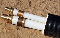 Монтаж стыков труб ТВЭЛ-ПЭКС-2, вставить второй фитинг в развальцованный конец второй трубы