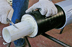 Монтаж линейного стыка трубопровода ТВЭЛ-ПЭКС, освободить торцы труб от изоляции