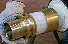 Монтаж линейного стыка трубопровода ТВЭЛ-ПЭКС, вставить фитинг в развальцованный конец трубы