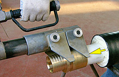Монтаж линейного стыка трубопровода ТВЭЛ-ПЭКС, используя насадку с захватами, надвинуть инструментом гильзу на фитинг до упора