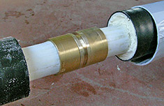 Монтаж линейного стыка трубопровода ТВЭЛ-ПЭКС, вставить свободный конец фитинга в заранее развальцованный конец присоединяемой трубы и произвести аналогичные действия для нее.